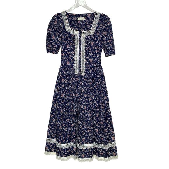 Gunne Sax Dresses & Skirts - Gunne Sax S Vintage Lace Floral Print Short Sleeve Gunnie Dress Dark Blue *flaw